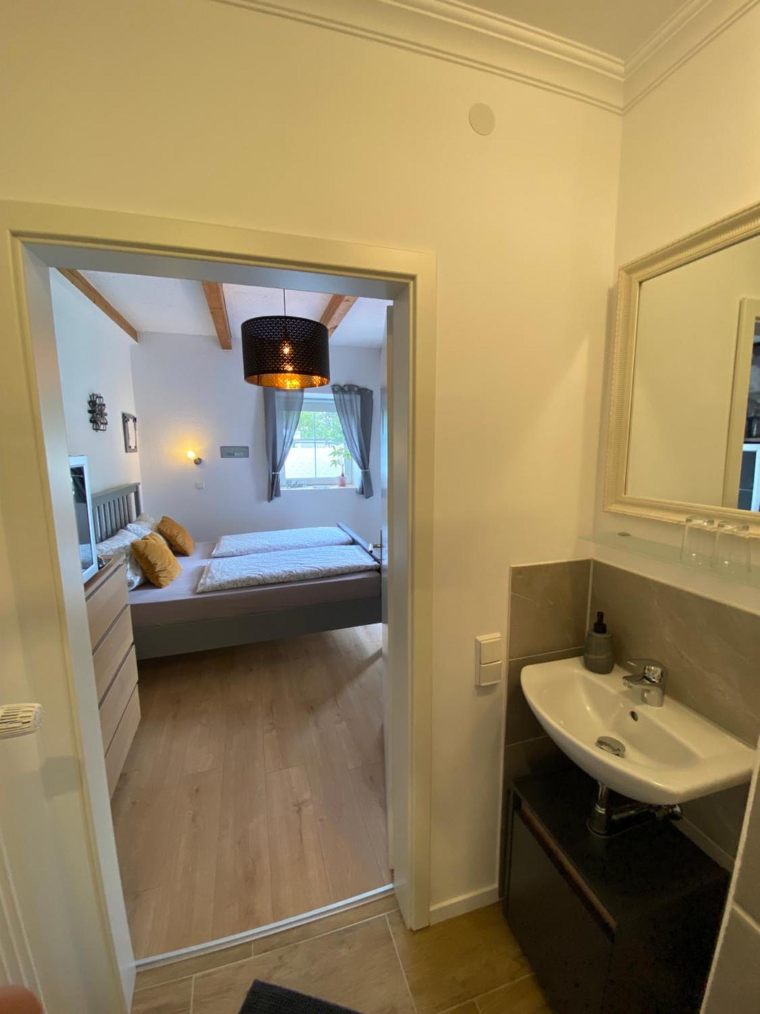 Kleines Doppelzimmer mit eigenem Bad und Kühlschrank, frisch saniert Friedrichskoog Exterior foto