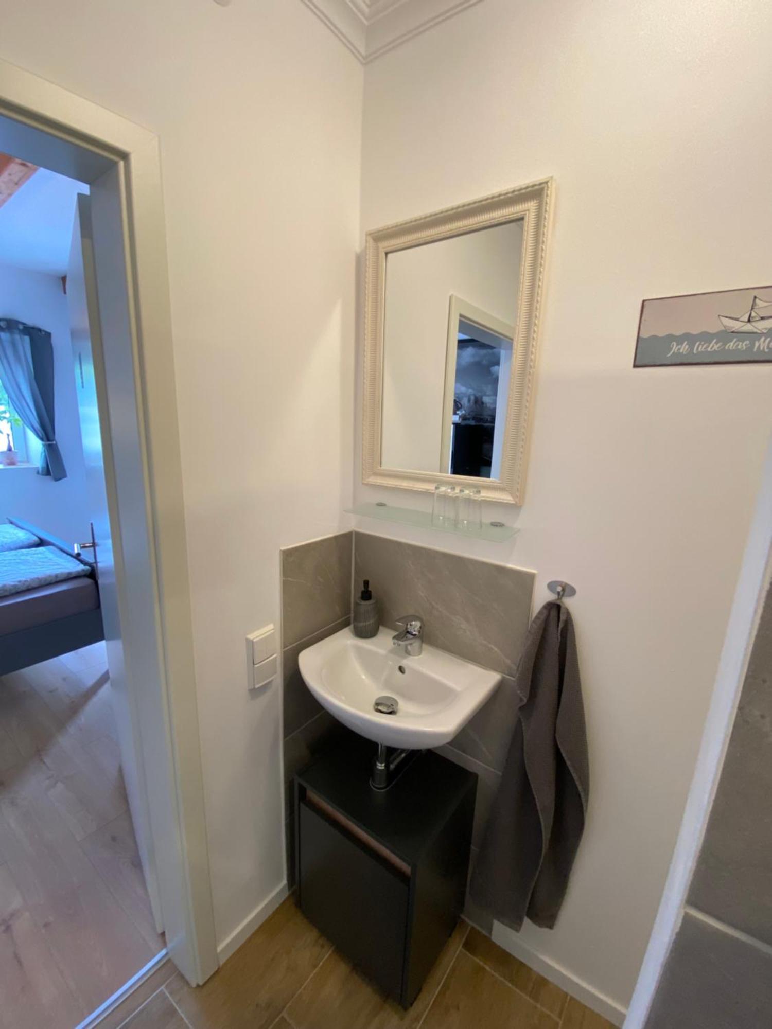Kleines Doppelzimmer mit eigenem Bad und Kühlschrank, frisch saniert Friedrichskoog Exterior foto
