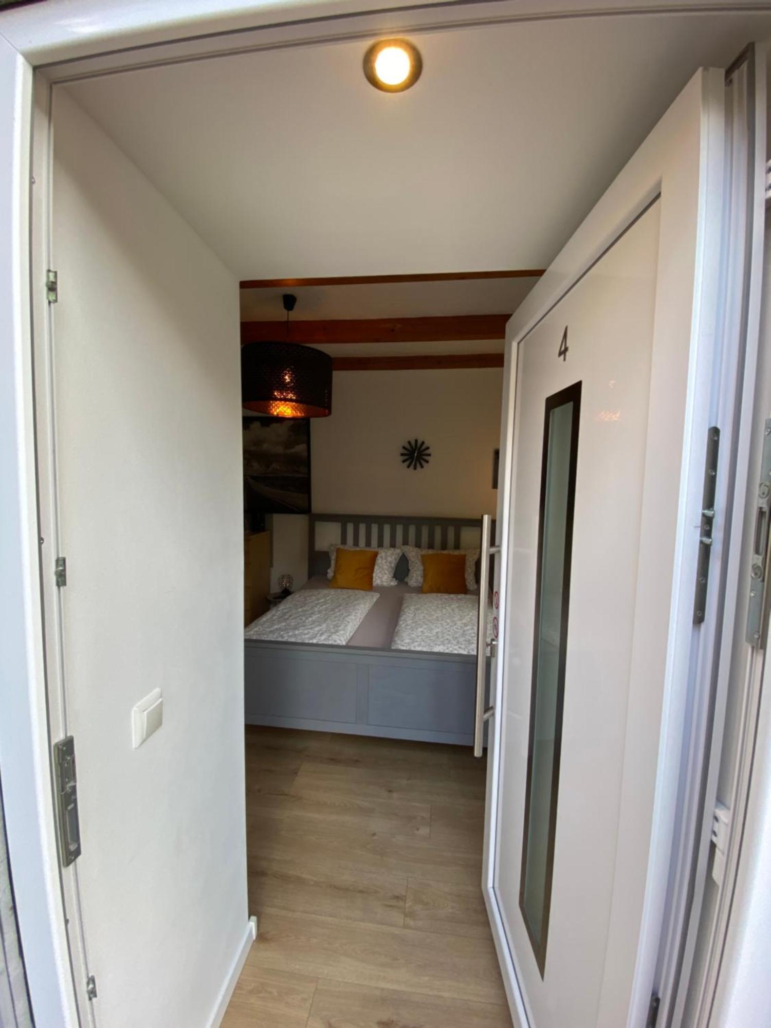 Kleines Doppelzimmer mit eigenem Bad und Kühlschrank, frisch saniert Friedrichskoog Exterior foto
